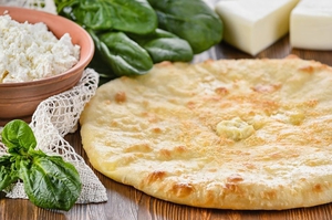 Осетинский пирог с творогом и изюмом