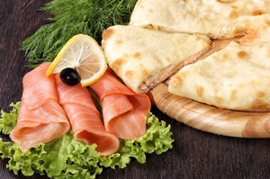 осетинский пирог с семгой, сыром и зеленью